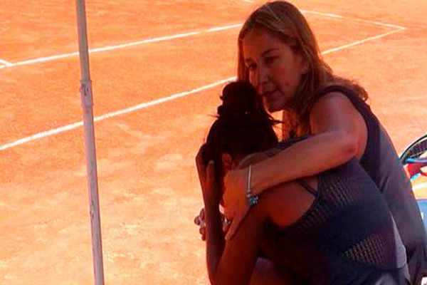 لاعبة التنس التشيلية دانييلا سيغيل تبكي بعد وفاة والدها