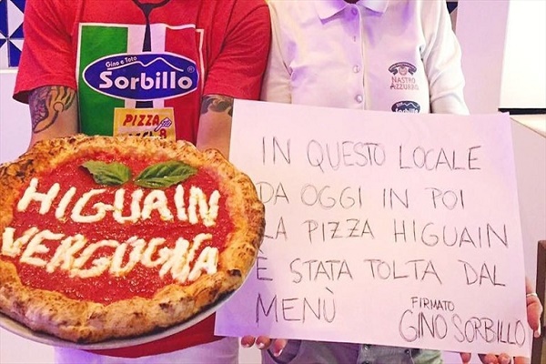 احتفالات وبيتزا بالمجان في نابولي لإصابة هيغواين