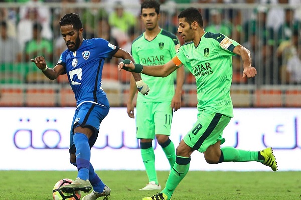 انفرد الهلال بصدارة الدوري السعودي لكرة القدم اثر فوزه على مضيفه الأهلي