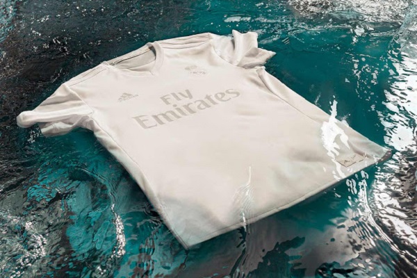 لون قميص ريال مدريد الباهت يعود لصناعته من قوارير بلاستيكية تم جمعها من المحيط الهادئ