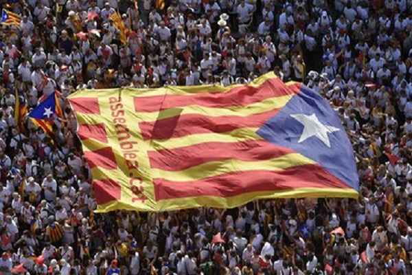 جماهير برشلونة تستعد لتحويل الكلاسيكو لتظاهرة سياسية كبيرة 