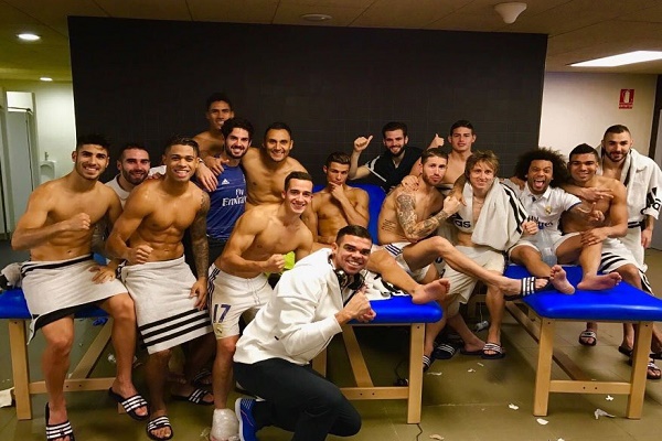 نجوم فريق ريال مدريد يحتفلون في غرفة الملابس