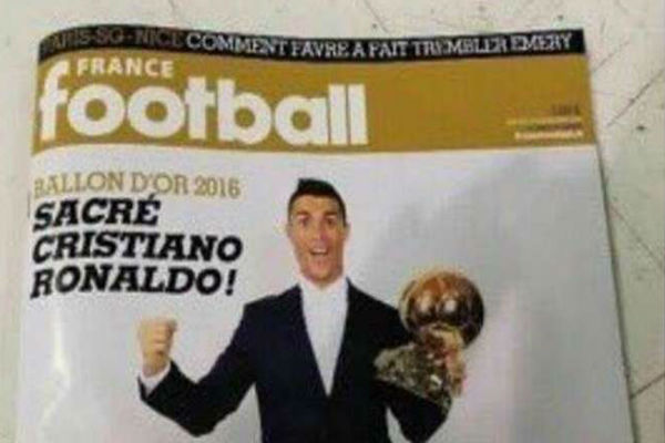 الغلاف المنسوب للمجلة الفرنسية وصورة رونالدو والكرة الذهبية في الواجهة