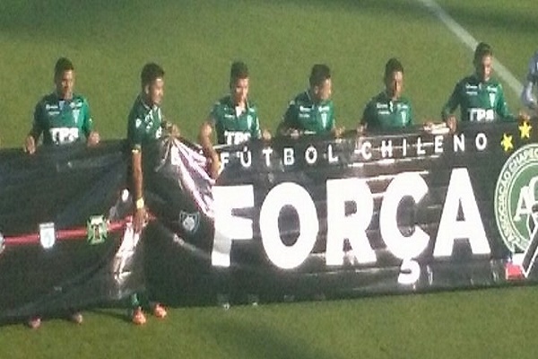  اللاعب ماريو بارا مدافع فريق سانتياغو واندرارز يحاول التغطية على شعار الفريق الخصم