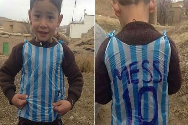 الطفل الأفغاني صاحب القميص البلاستيكي يلتقي ميسي أخيرا 
