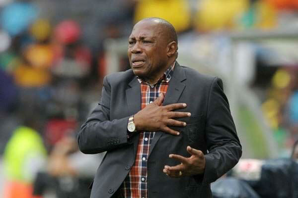 إقالة مدرب جنوب افريقيا لشتمه مسؤولين في اتحاد الكرة