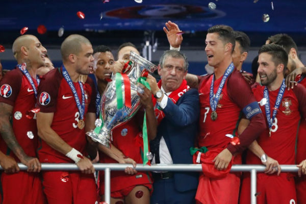 فيرناندو سانتوس يحمل كأس الأمم الأوروبية مع لاعبيه