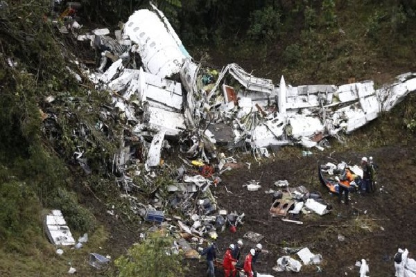 قال مسؤولون كولومبيون إن التحقيق في الحادث لم يكشف عن وجود خلل فني في الطائرة، وحملوا قائدها والشرطة مالكة الطائرة وسلطات النقل الجوي في بوليفيا مسؤولية تحطمها