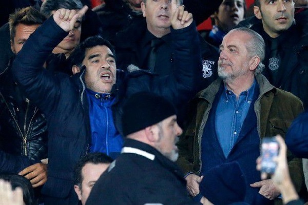 حمّل مارادونا رئيس نادي نابولي دي لاورنتيس مسؤولية مغادرة هداف الفريق غونزالو هيغواين إلة نادي يوفنتوس
