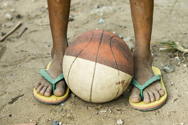 يرتدي أغلب الفلبينيين خفا مفتوحا أثناء لعب كرة السلة، أو يلعبون حفاة، لعدم امتلاكهم المال اللازم لشراء حذاء رياضي