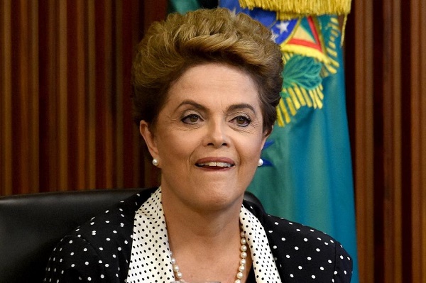 رئيسة البرازيل ديلما روسيف خلال اجتماع وزاري لمناقشة اجراءات جديدة لمكافحة انتشار فيروس زيكا في البرازيل