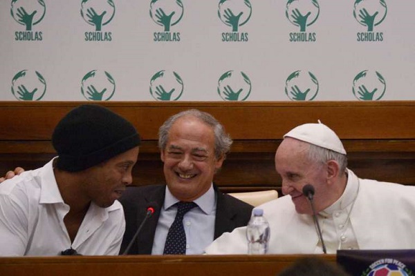 البابا فرنسيس رفقة النجم البرازيلي السابق رونالدينيو 