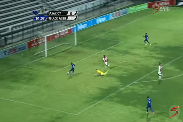 لاعب جنوب إفريقي يضيع هدفاً محققاً أمام شباك فارغة 