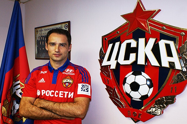 قائد المنتخب الروسي لكرة القدم لاعب الوسط رومان شيروكوف 