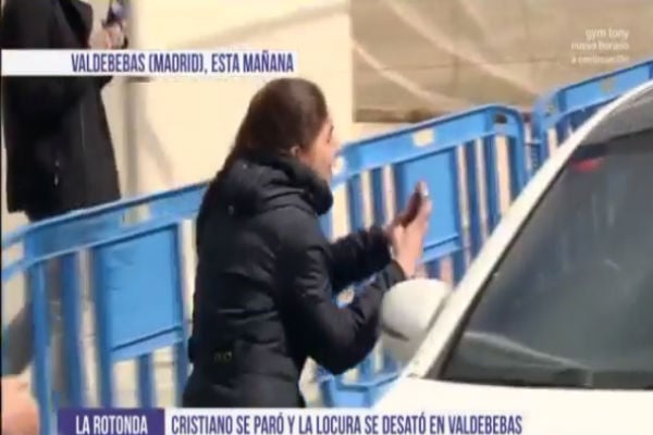 رجل الأمن طلب من المشجعة العاشقة للنجم البرتغالي عدم الدخول إلى السيارة والابتعاد عن الشباك