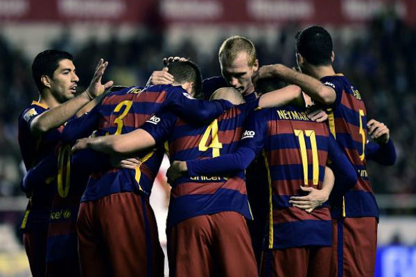 لاعبو برشلونة يختفلون بأحد الأهداف في مرمى الفريق المدريدي