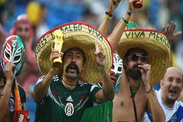 جماهير مكسيكية تحمل مجسم لكأس العالم