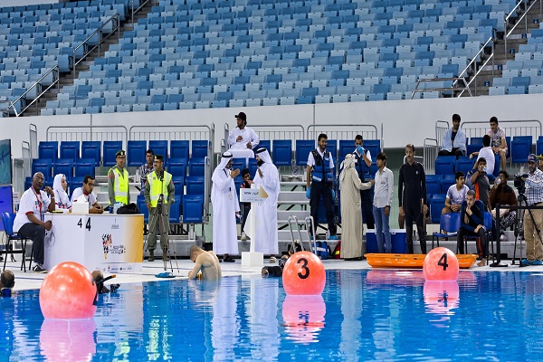 و محمد عبد الله بن دلموك، مدير إدارة الدعم المؤسسي في مركز حمدان بن محمد لإحياء التراث وسعادة حمد الرحومي، رئيس اللجنة المنظمة لبطولة فزاع للغوص الحر