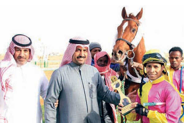 مدير الميدان يتوج راكان الغامدي إسطبل عائض بن سعد البقمي بالكأس بعد فوز الجواد