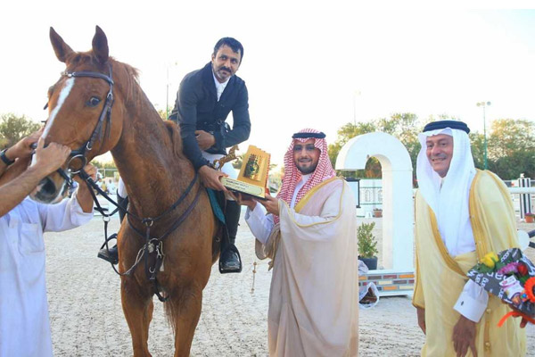 الأمير عبدالله بن فهد بن عبدالله يتوج الفارس أحمد عسيري ببطولة درع الاتحاد السعودي للفروسية
