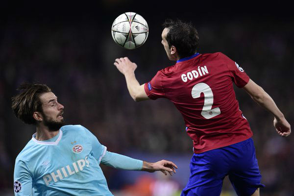 قائد أتلتيكو مدريد يحاول قطع الكرة برأسه في لقاء إيندهوفن