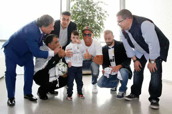 النجم البرتغالي كريستيانو رونالدو يلتقي الطفل الفلسطيني دوابشة