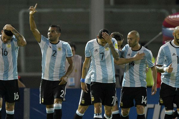 فرحة لاعبي الأرجنتين بالهدف الأول على بوليفيا