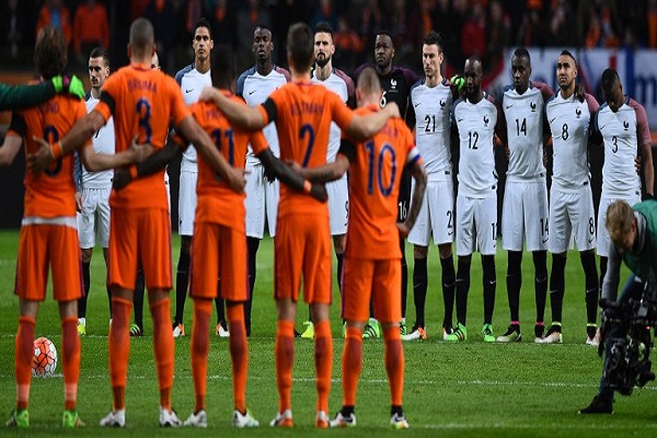 لاعبو هولندا وفرنسا وقفوا دقيقة حداد تكريماً للراحل كرويف