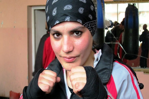 صدف رحيمي ملاكمة شابة تتحدى قيود المجتمع الأفغاني الذكوري