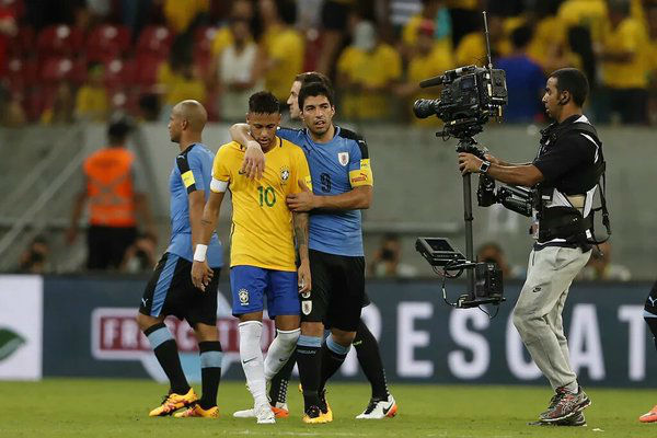 سواريز ونيمار عقب انتهاء مباراة البرازيل والأوروغواي
