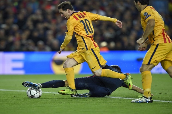 ميسي يتخطى مدافع أتلتيكو مدريد