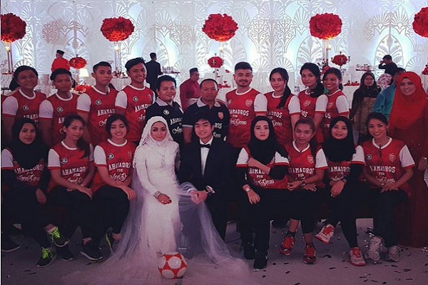 عريس ماليزي يزين حفل زفافه بألوان نادي آرسنال