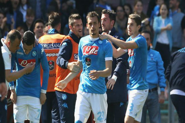 نابولي يسحق هيلاس فيرونا بثلاثية نظيفة