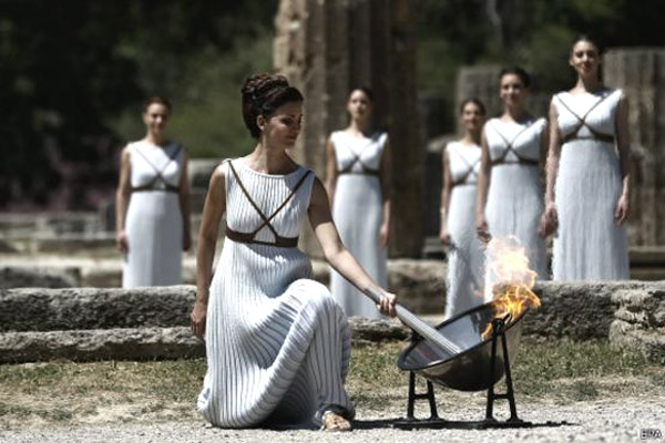 أوقدت الشعلة الممثلة اليونانية 
