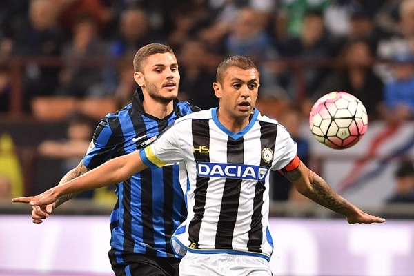  صرا على الكرة بين الأرجنتيني ماورو إيكاردي لاعب الإنتر والبرازيلي دانيلو لاعب أودينيزي