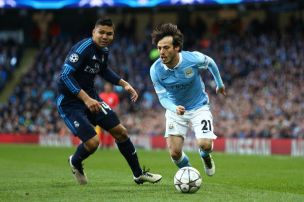 ديفيد سيلفا يحاول الهروب من مراقبة كاسيميرو