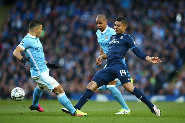 صراع على الكرة بين كاسيميرو وأغويرو