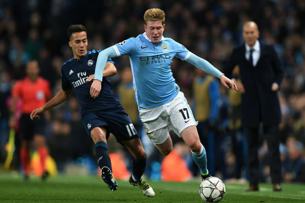 دي بروين يحاول الهروب من مطاردة لوكاس فاسكويز