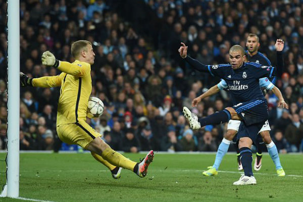 جو هارت يتصدى ببراعة لتسديدة مدافع ريال مدريد بيبي