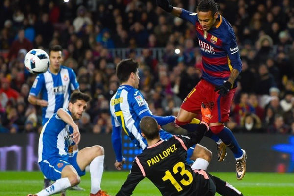 حارس إسبانيول لوبيز في لقاء سابق ضد برشلونة هذا الموسم
