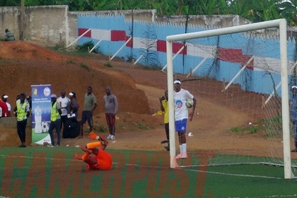 شبح الموت يخيم على كرة القدم الكاميرونية بعد وفاة لاعبة 