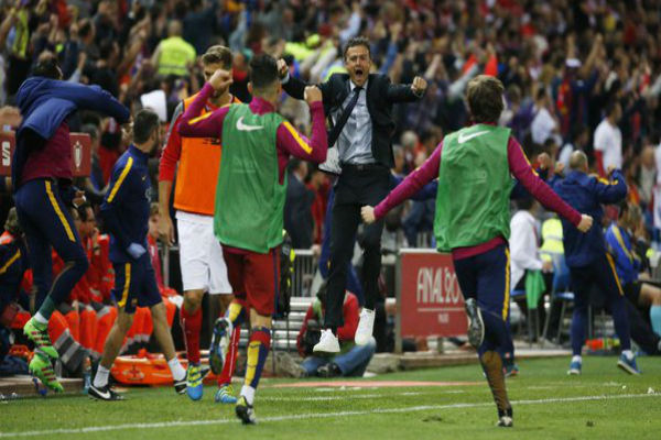 فرحة لاعبي برشلونة والمدرب إنريكي بهدف جوري ألبا