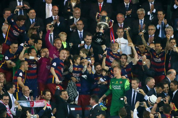 إنييستا يرفع كأس إسبانيا وسط لاعبي برشلونة