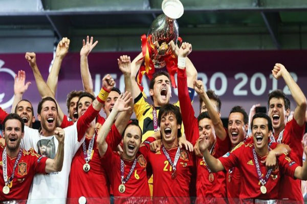 إسبانيا بطلة النسخيتن الأخيرتين في يورو 2008 و2012