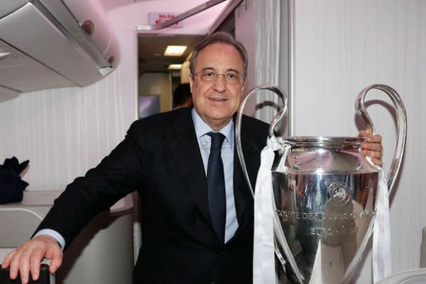 رئيس ريال مدريد فلورنتينو بيريز بصحبة كأس الأبطال
