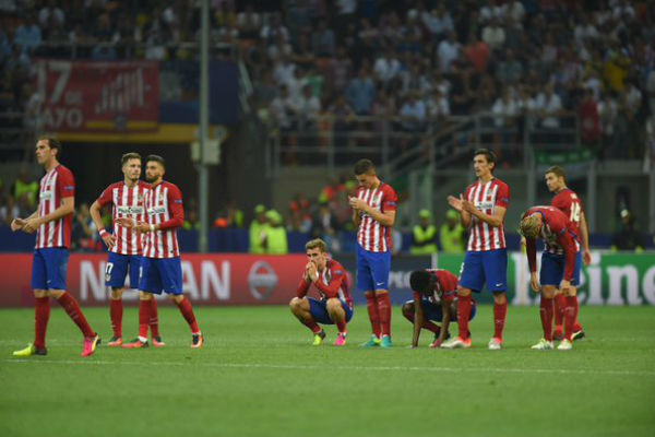 حسرة لاعبي أتلتيكو مدريد بعد ضياع اللقب القاري