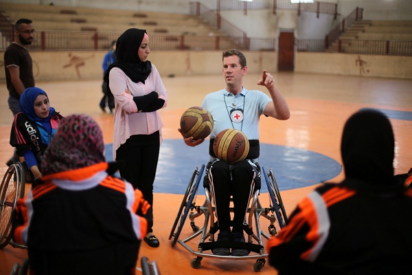 مدرب أميركي يشرف على أول فريق نسوي لذوي الإعاقة الحركية في غزة