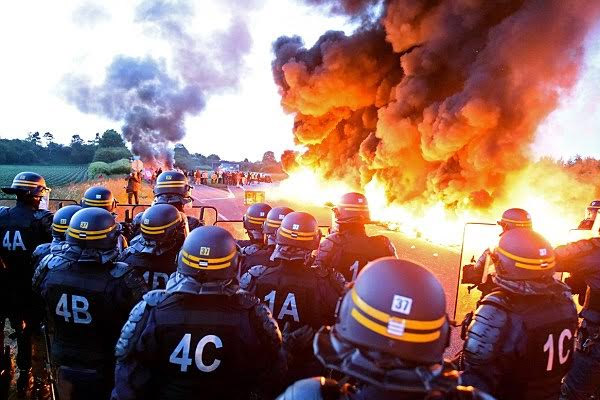  تعيش فرنسا على وقع صفيح ساخن على خلفية التظاهرات والإضرابات التي يدعو لها الاتحاد العام للعمل الفرنسي 
