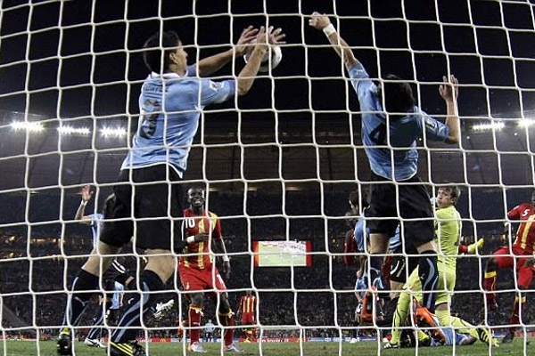 سواريز يمنع بيده الكرة من دخول مرمى منتخب بلاده في نهائيات كأس العالم 2010 