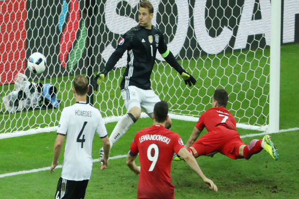 ًحارس ألمانيا مانويل نويريشاهد الكرة دون أن يحرك ساكناًَ